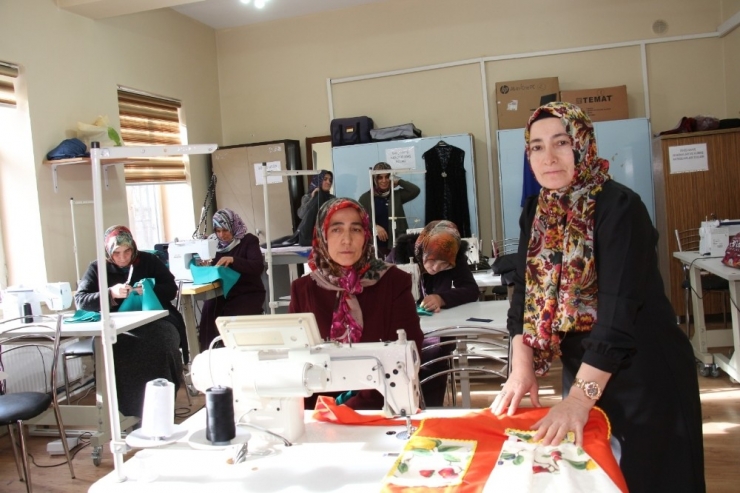 El Emeği Göz Nuru Ürünlerini Sosyal Medyadan Satıp Aile Ekonomilerine Katkı Sağlıyorlar