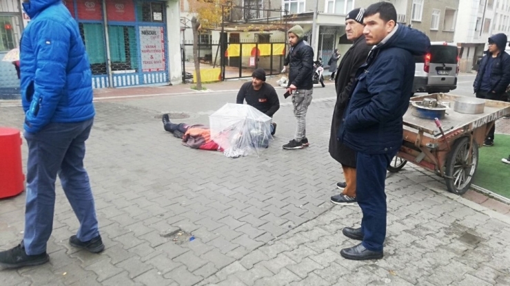 Esenyurt’ta Yaralı Motosiklet Sürücüsüne Yerde Şemsiyeli Önlem