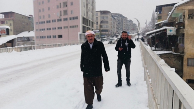 Şemdinli’de Kar Yağışı