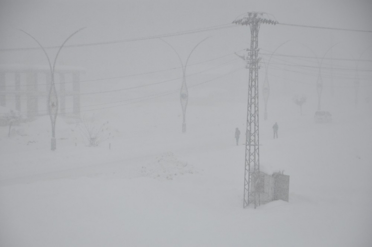 Yüksekova’da Yoğun Kar Yağışı Ve Sis