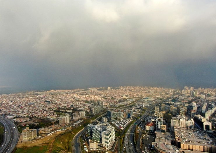 Bir Yanda Gökkuşağı Bir Yanda Kara Bulutlar