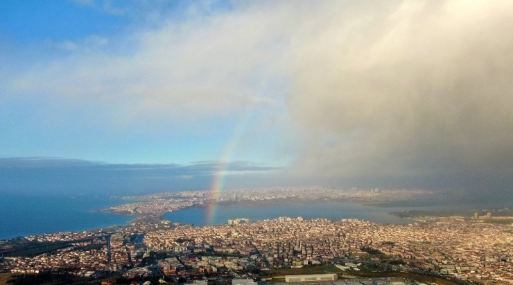 Bir Yanda Gökkuşağı Bir Yanda Kara Bulutlar
