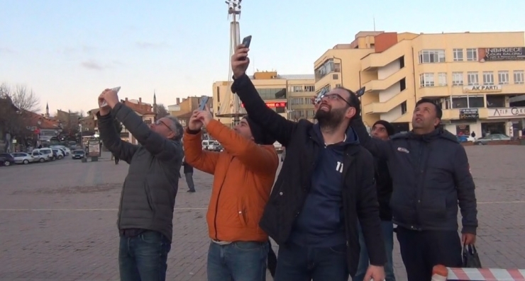 Karga Ve Sığırcıkların Dansı İlgi Odağı Oldu