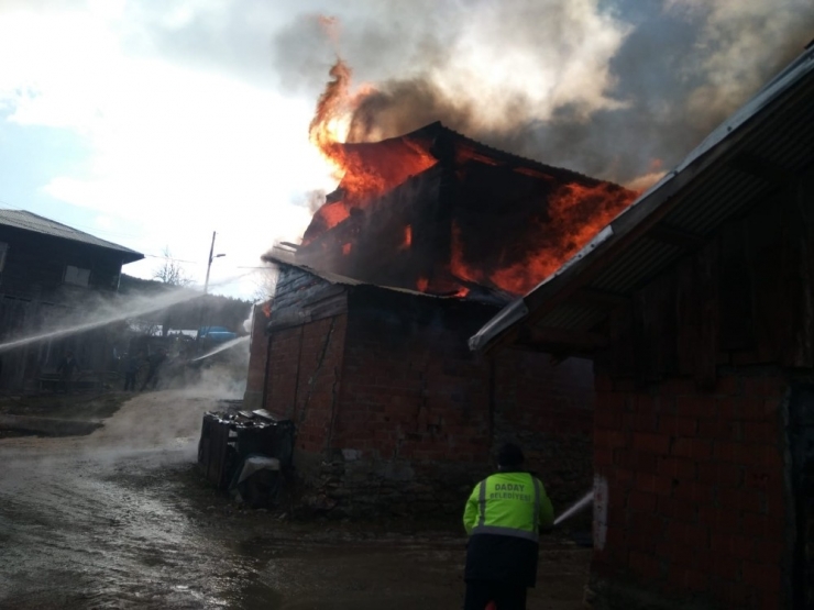 Kastamonu’da İki Ev Alev Alev Yandı