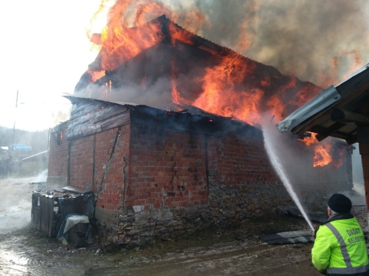 Kastamonu’da İki Ev Alev Alev Yandı