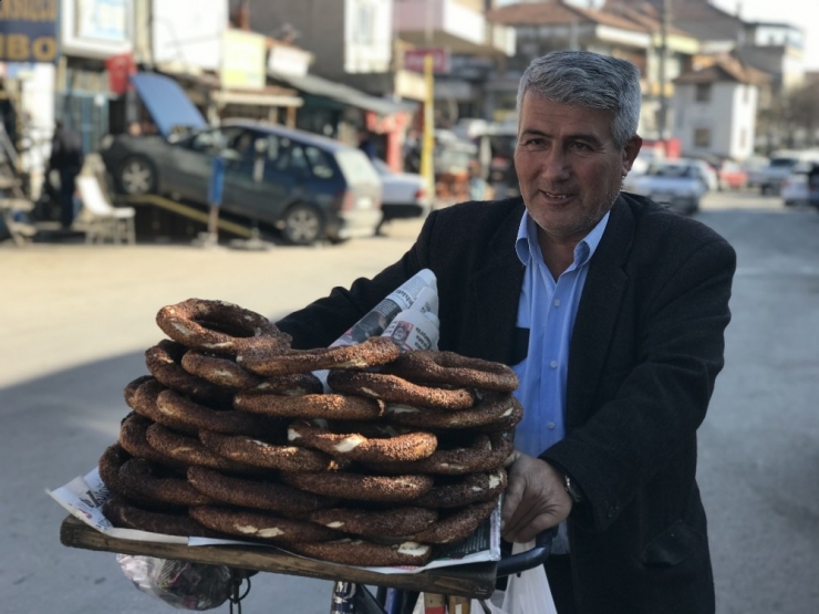 Müziğin Sesini Duyan Esnaf Simit Almaya Koşuyor