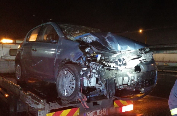 Kocaeli’de Otomobil Demir Bariyerlere Çarptı: 1 Ağır Yaralı