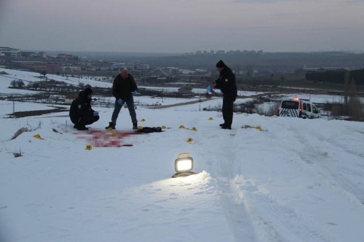 Tabancayla Ayaklarından Ve Sırtından Vuruldu