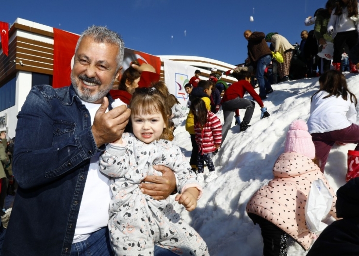 Dağlardan Çocuklar İçin 30 Kamyon Kar Getirildi