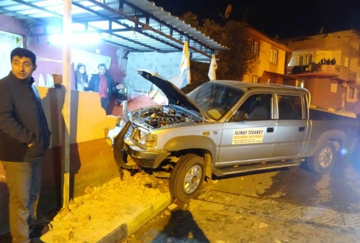 Kontrolden Çıkan Araç Bahçe Duvarına Çarptı