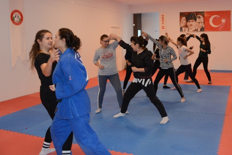 Kadına Şiddete Karşı Yakın Savunma Eğitimi