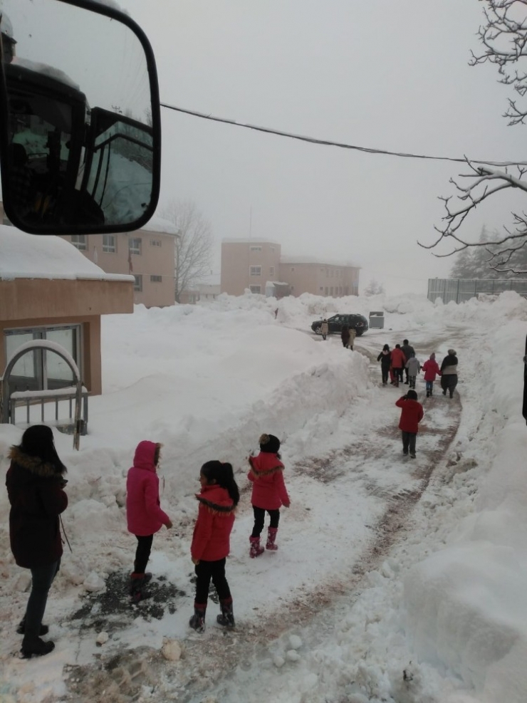Karne Alan Çocuklara Kar Sürprizi