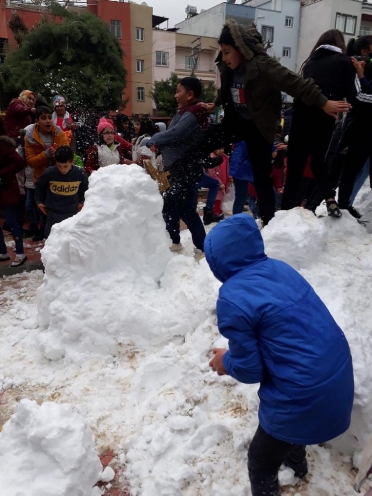 Karne Alan Çocuklara Kar Sürprizi
