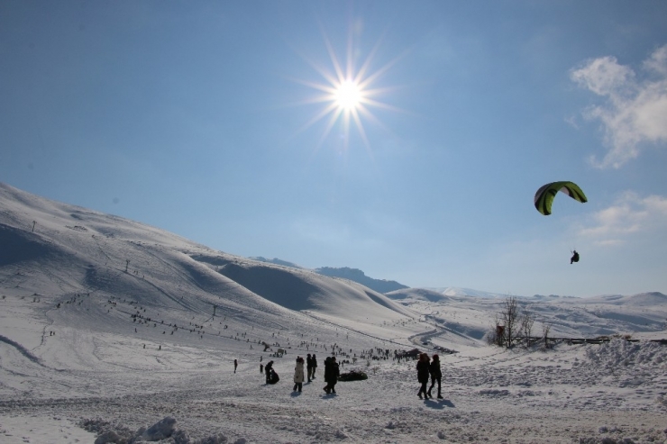 Elazığ’da Kayak Merkezi Tatilcilerle Doldu