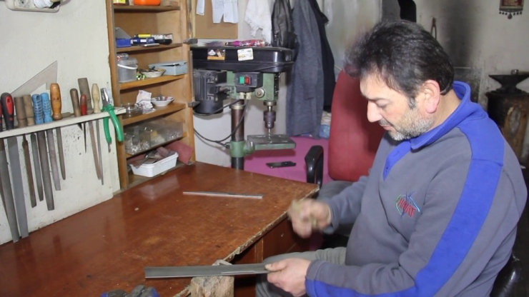 Eşine Yardım İçin Başladı, İlçede Tek Bıçak Kadın Ustası Oldu