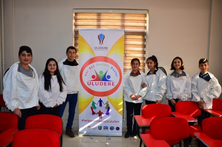 Uludere’de Öğrenciler Hem Öğreniyor Hem De Üretiyor