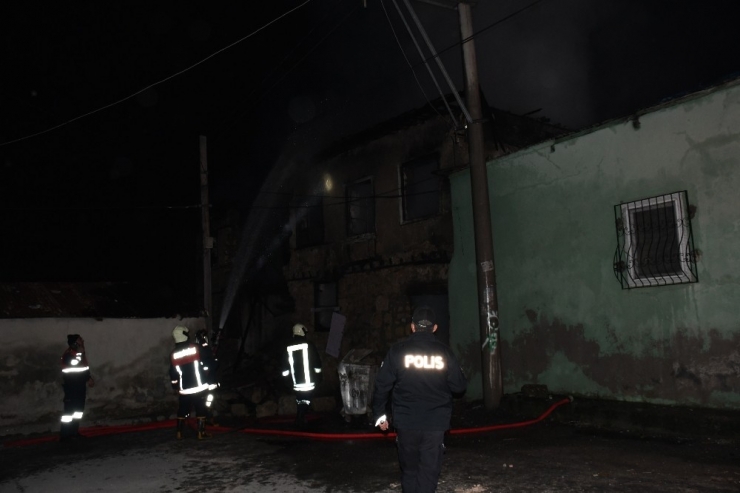 Tarsus’ta İki Evin Kullanılmaz Hala Geldiği Yangın Mahalleliyi Korkuttu