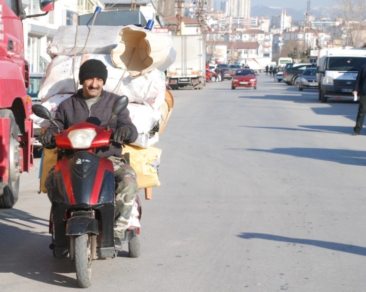 Haftalık 40 Lira İçin Her Gün Hurda Topluyor