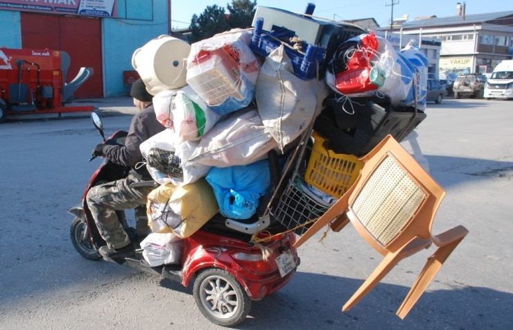 Haftalık 40 Lira İçin Her Gün Hurda Topluyor