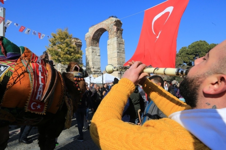 Develer Podyuma Çıktı