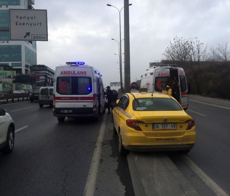 E-5’te Ticari Taksi Aydınlatma Direğine Çarptı: 1 Yaralı