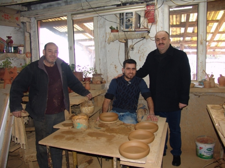 Bilecik Göç İdaresi Müdürü San’dan Suriyeli Çömlek Ustasına Ziyaret