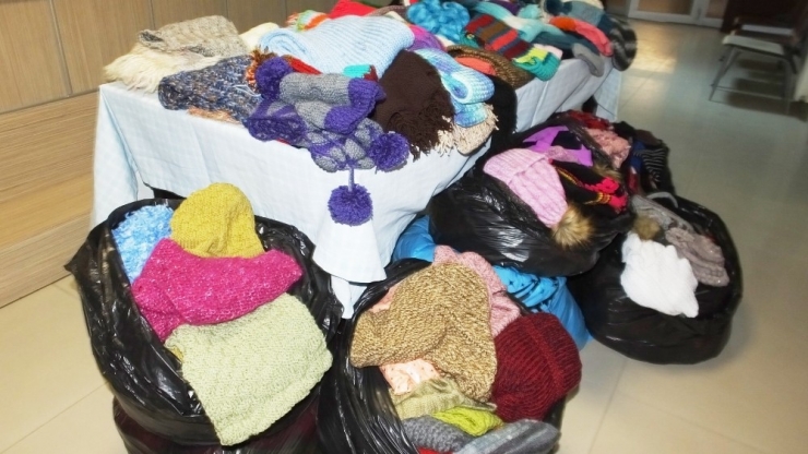 Kadınlar Çocuklar Üşümesin Diye İmece Yaptı