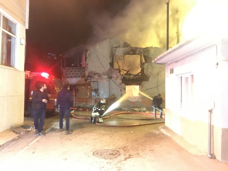 Bursa’da 2 Katlı Ev Alev Alev Yandı