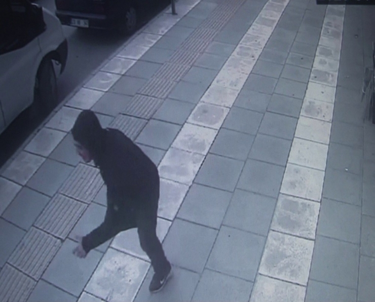 Elazığ’da Bir Genç Araçtan Sıkılan Kurşunların Hedefi Oldu