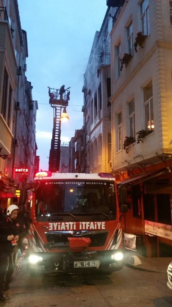 Beyoğlu’nda 4 Katlı Apart Otelde Korkutan Yangın