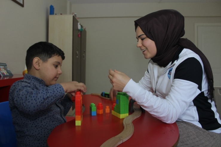 Eğitimle 3 Buçuk Yıl Sonra Konuşan Poyraz’ın İlk Kelimesi “Anne” Oldu