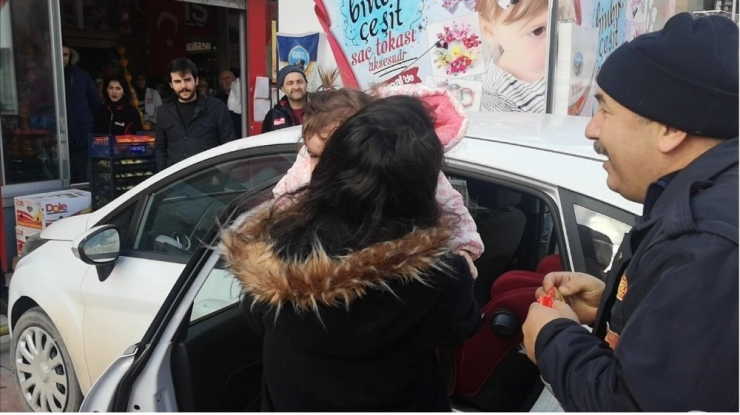 Otomobilde Mahsur Kalan Bebeği İtfaiye Kurtardı