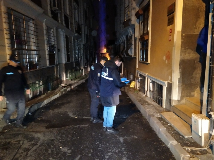 Sokak Ortasındaki Tartışma Kanlı Bitti: 2 Yaralı