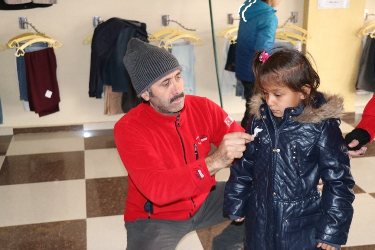Güvenli Bölgelere Göç Eden Sivillere ‘Sevgi Butik’ Desteği