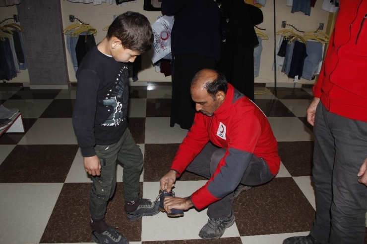 Güvenli Bölgelere Göç Eden Sivillere ‘Sevgi Butik’ Desteği