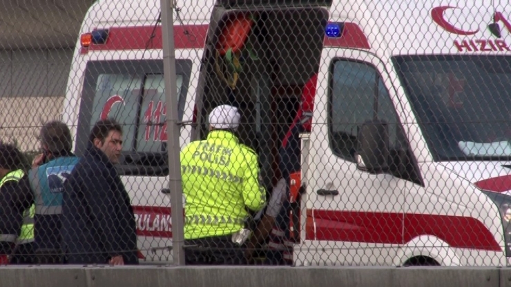 Zincirlikuyu’dan Avcılar İstikametine Giden Metrobüs, Okmeydanı Durağında Önündeki Metrobüse Çarptı. Kazada Metrobüs Sürücüsü Yaralanırken, Yolcular Büyük Panik Yaşadı. Yaralı Sürücü, Ambulansla Hastaneye Kaldırıldı.