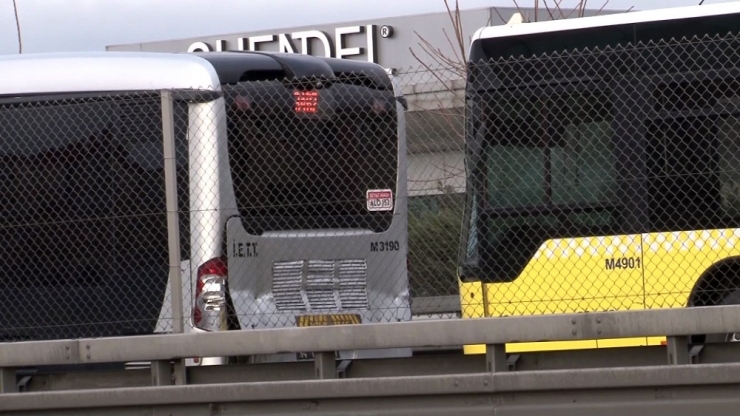 Zincirlikuyu’dan Avcılar İstikametine Giden Metrobüs, Okmeydanı Durağında Önündeki Metrobüse Çarptı. Kazada Metrobüs Sürücüsü Yaralanırken, Yolcular Büyük Panik Yaşadı. Yaralı Sürücü, Ambulansla Hastaneye Kaldırıldı.
