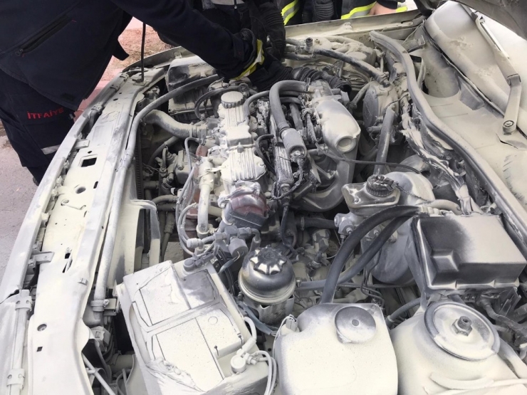 Aksaray’da Duman Çıkan Otomobil Alev Almadan Söndürüldü