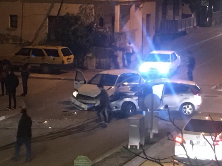 Otomobiller Çarpıştı: 2 Yaralı