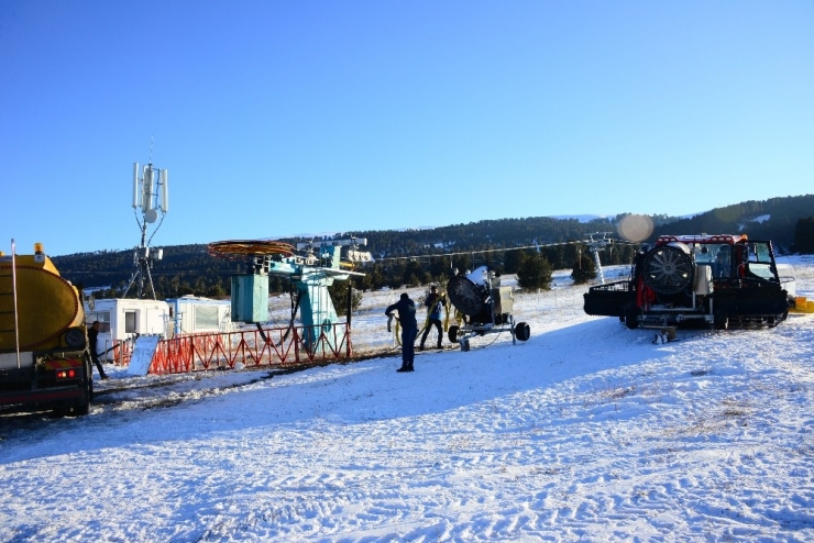 Uğurludağ’a Kar Yağmayınca ’Suni Kar’ Yağdırdılar