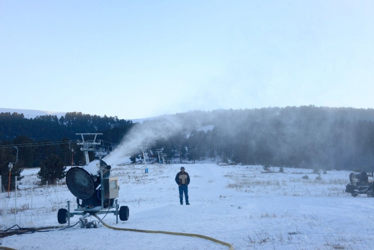 Uğurludağ’a Kar Yağmayınca ’Suni Kar’ Yağdırdılar
