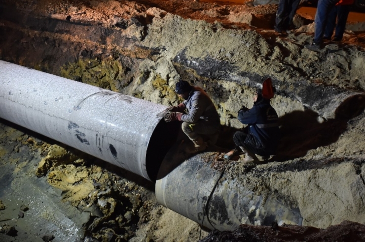 Aski Eskiyen Su Borularını Değiştiriyor