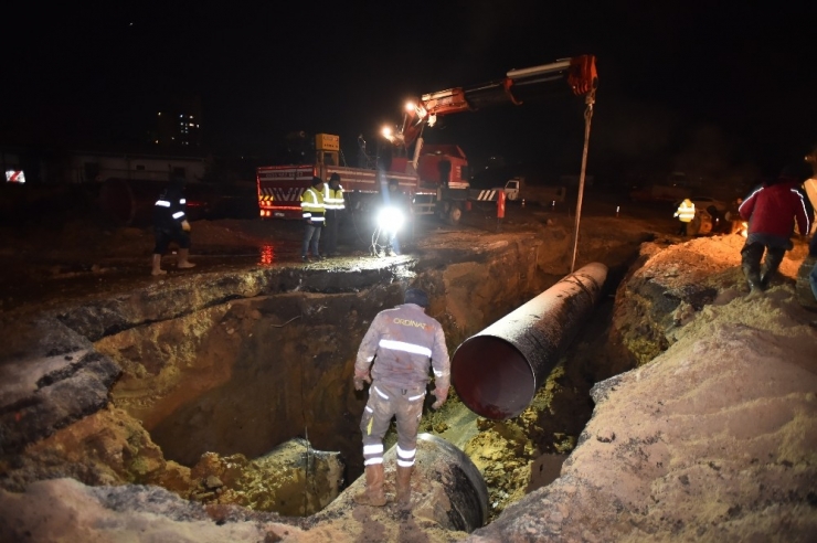 Aski Eskiyen Su Borularını Değiştiriyor