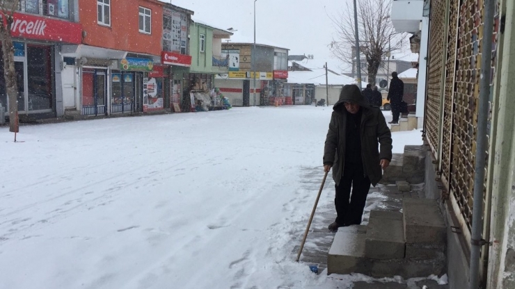 Karlıova’da Kar Hasreti Bitti, İlçe Beyaza Büründü