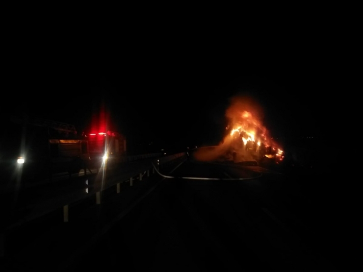 Gelibolu’da Saman Yüklü Kamyon Alev Aldı