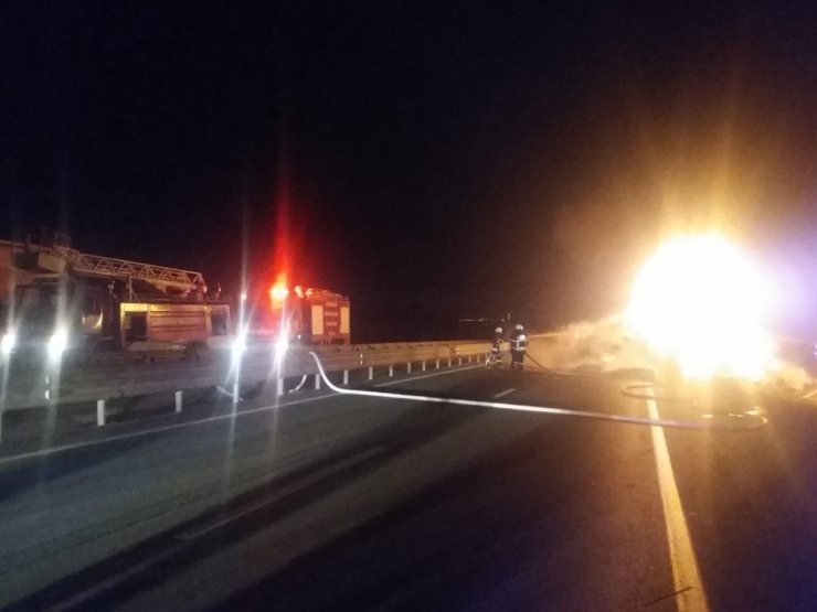 Gelibolu’da Saman Yüklü Kamyon Alev Aldı