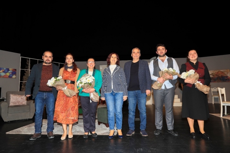 Başkan Zolan’dan ‘Geç Kalanlar’ İsimli Tiyatro Oyununa Tam Not