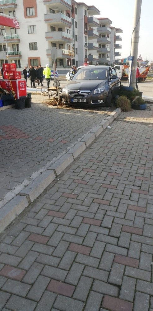 Kontrolden Çıkan Otomobil Dükkana Girmek Üzereyken Son Anda Durdu