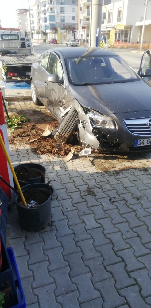 Kontrolden Çıkan Otomobil Dükkana Girmek Üzereyken Son Anda Durdu