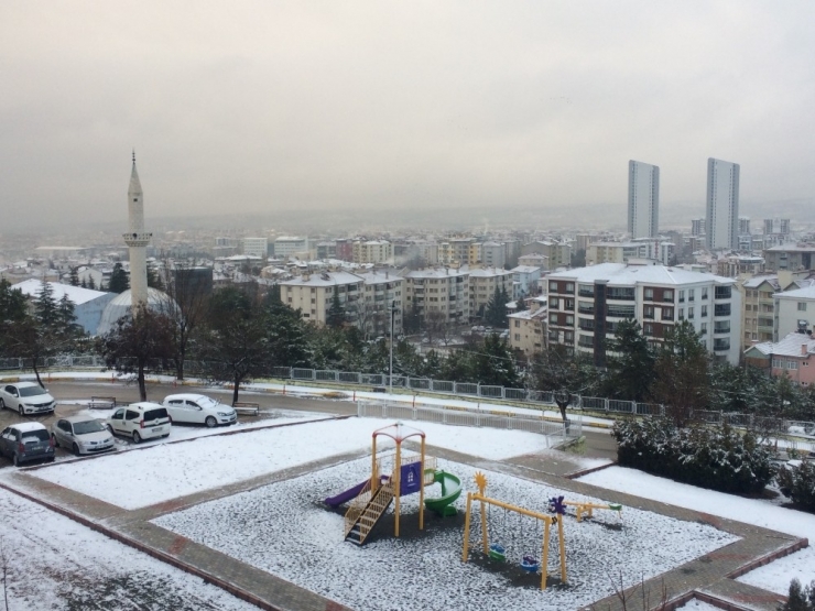 Elazığ’da Kar Yağışı Etkili Oldu, 73 Köy Yolu Kapandı